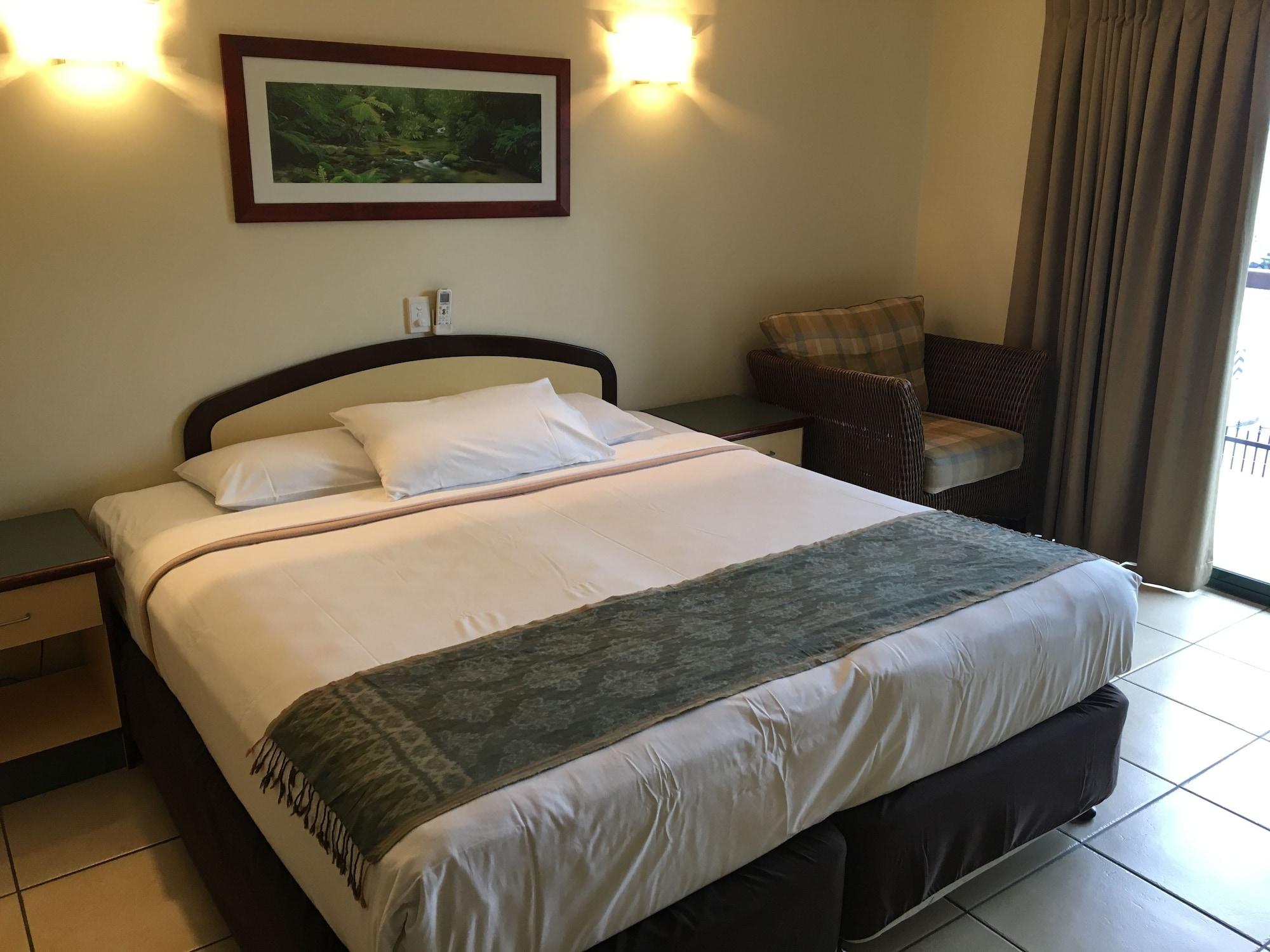 Bay Village Tropical Retreat & Apartments Кэрнс Экстерьер фото