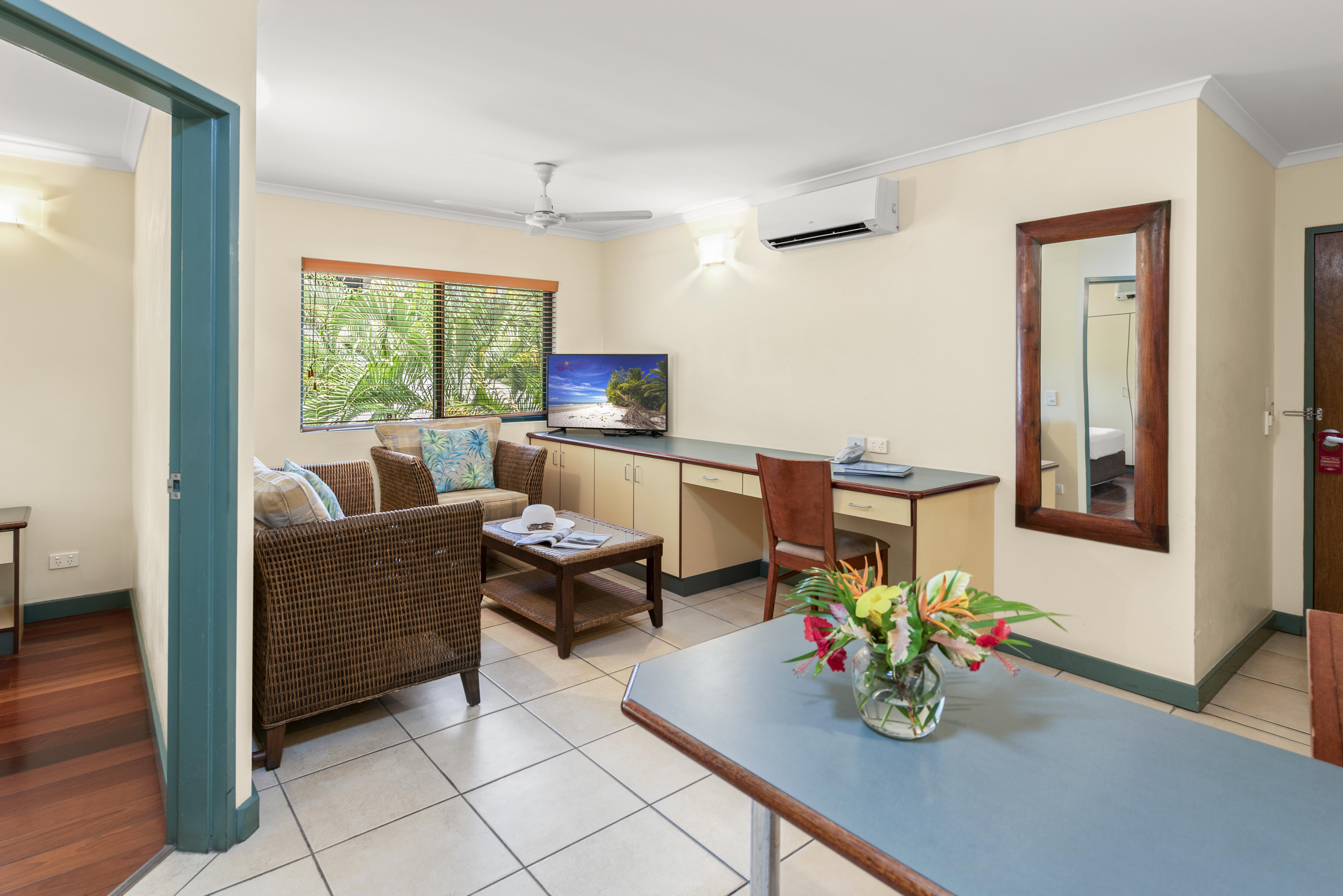 Bay Village Tropical Retreat & Apartments Кэрнс Экстерьер фото