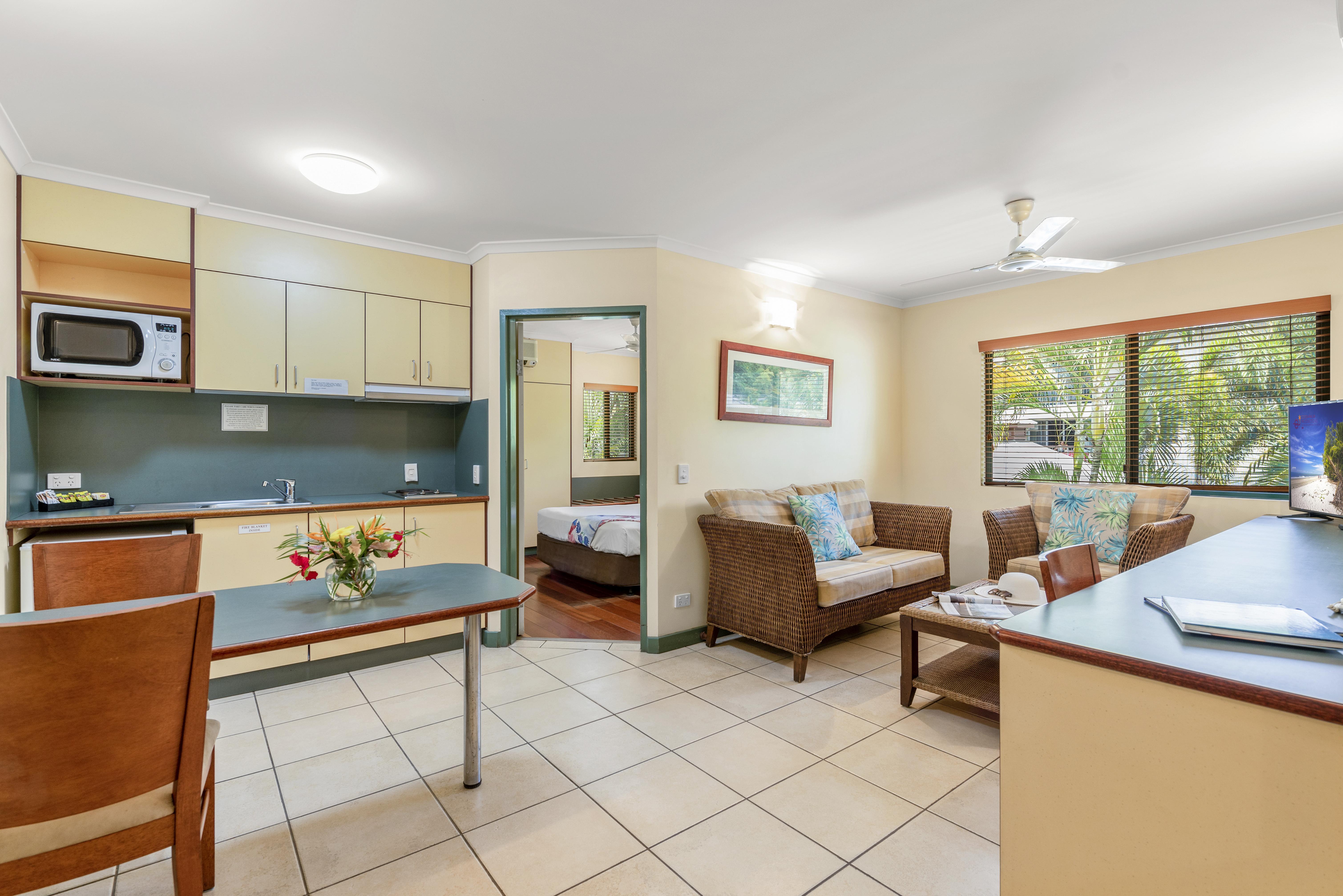 Bay Village Tropical Retreat & Apartments Кэрнс Экстерьер фото