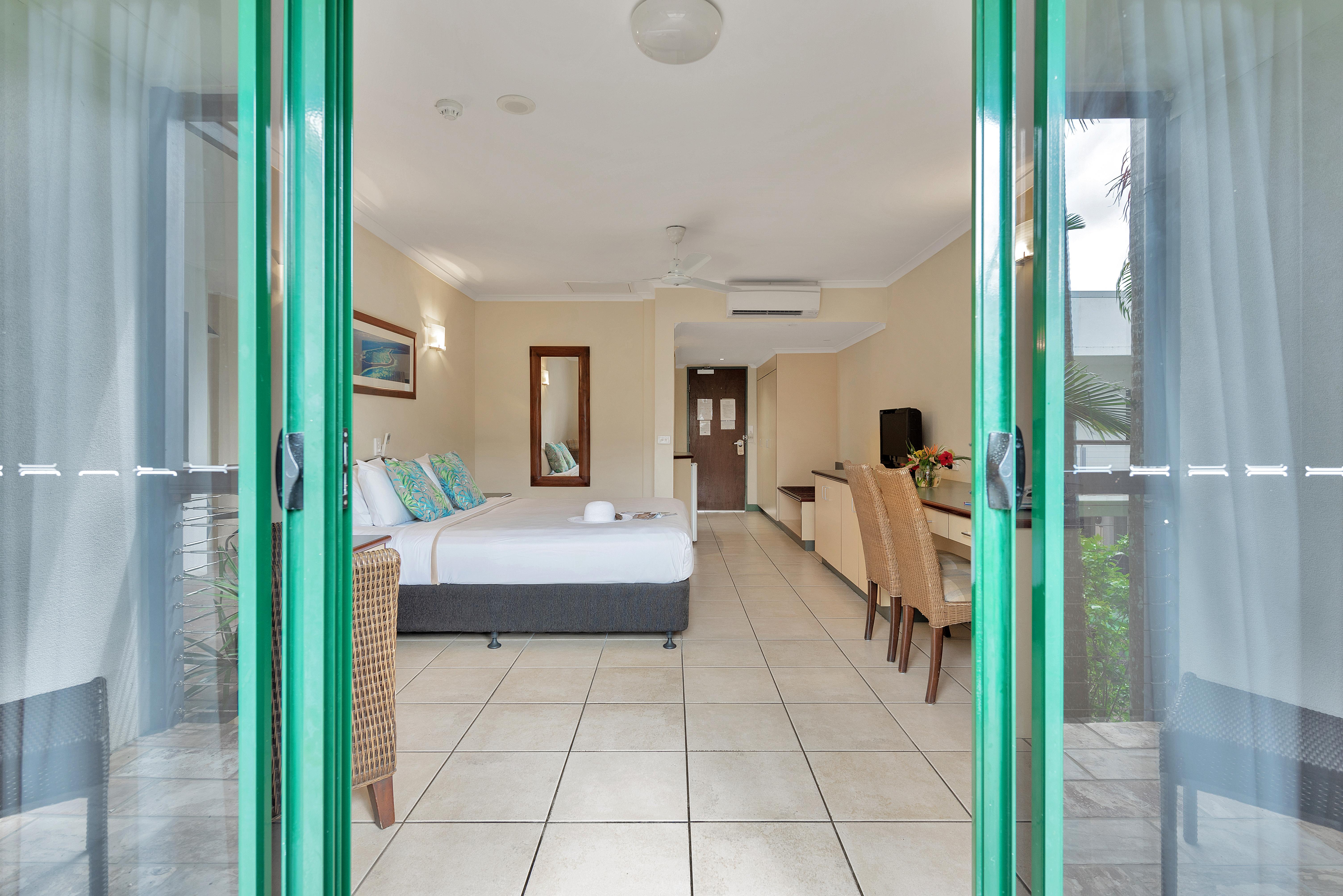 Bay Village Tropical Retreat & Apartments Кэрнс Экстерьер фото