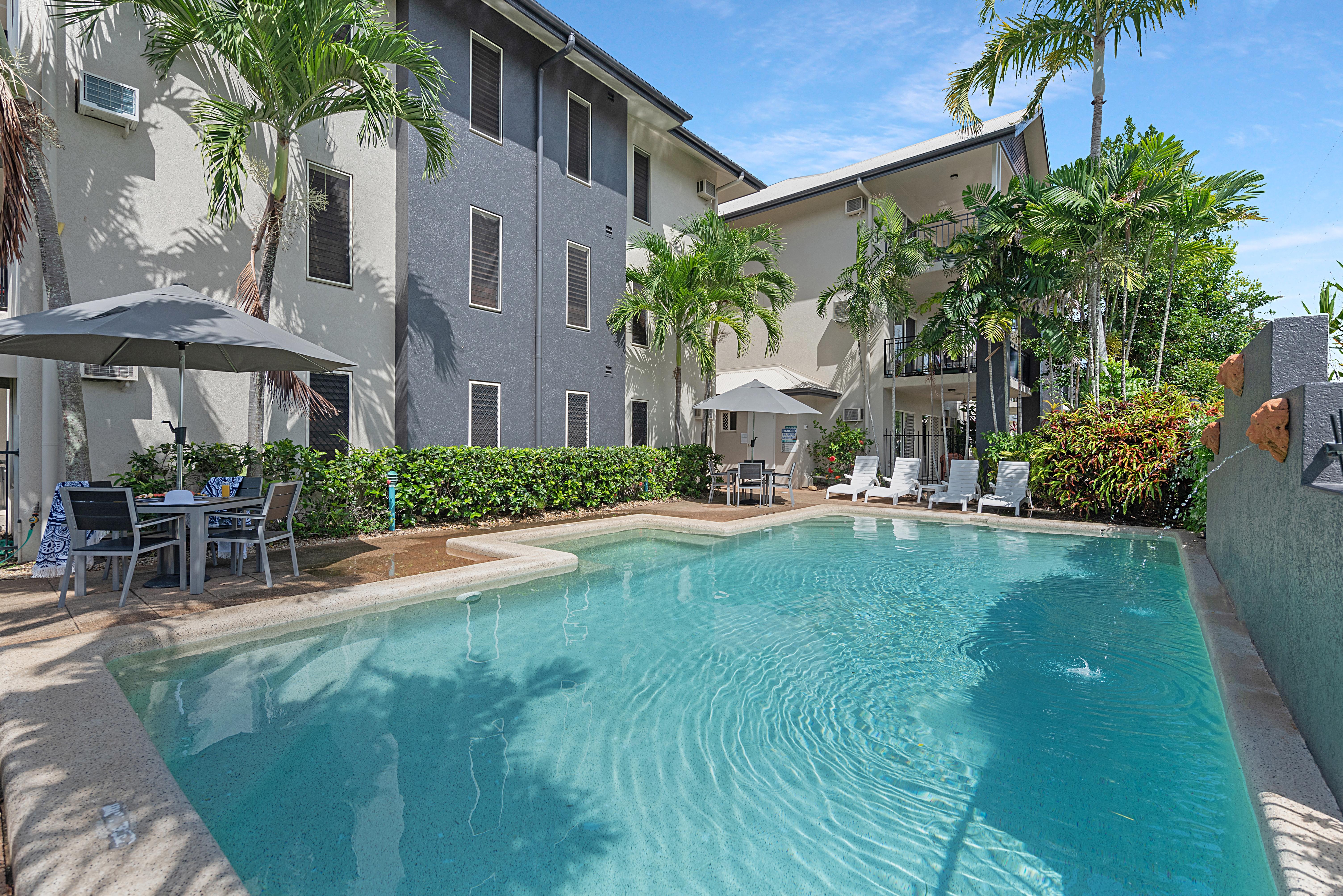 Bay Village Tropical Retreat & Apartments Кэрнс Экстерьер фото