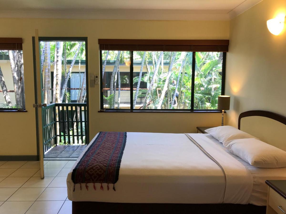 Bay Village Tropical Retreat & Apartments Кэрнс Экстерьер фото