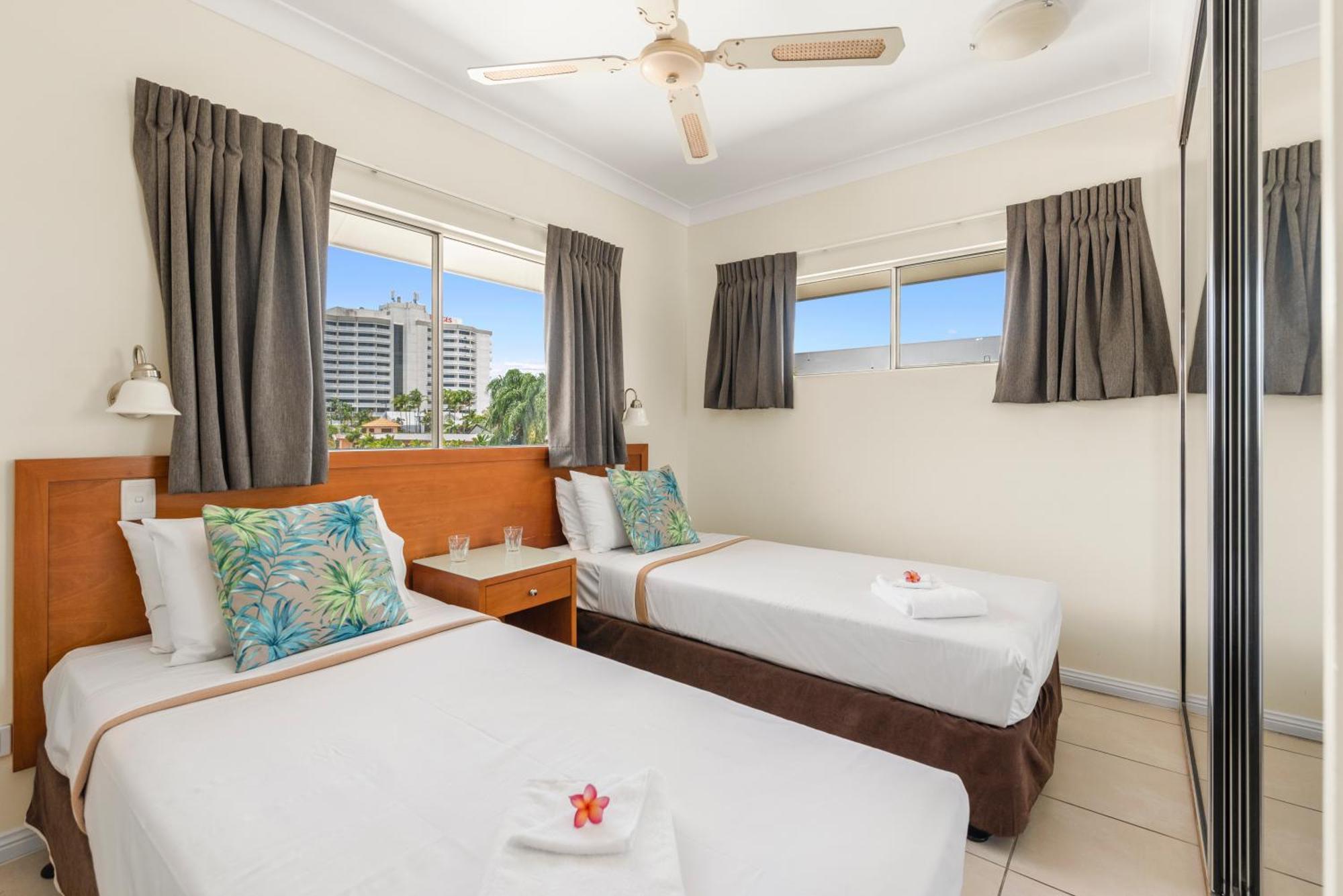 Bay Village Tropical Retreat & Apartments Кэрнс Экстерьер фото