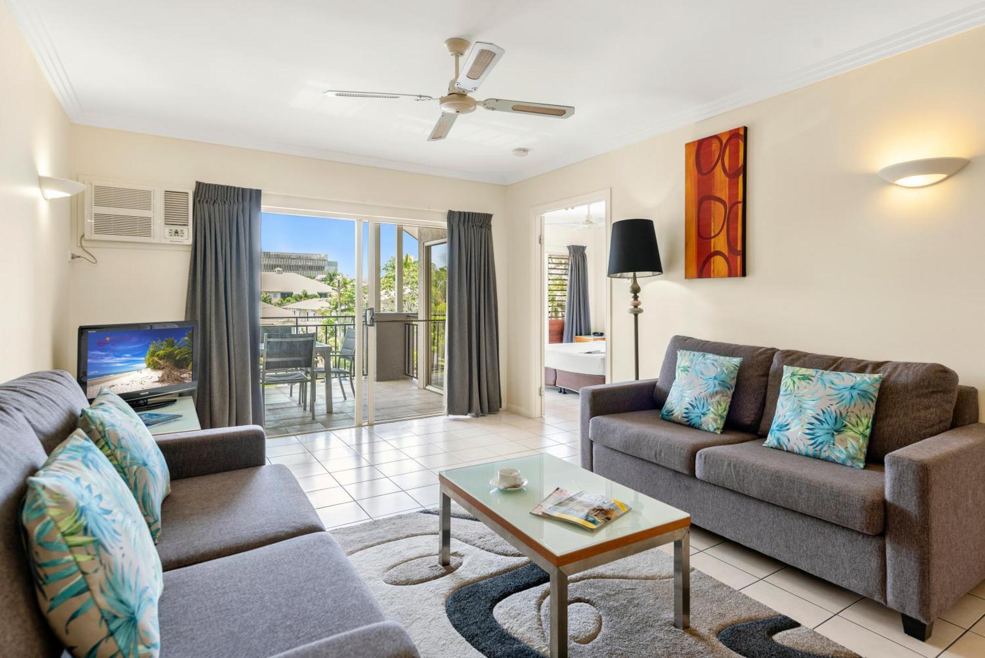 Bay Village Tropical Retreat & Apartments Кэрнс Экстерьер фото