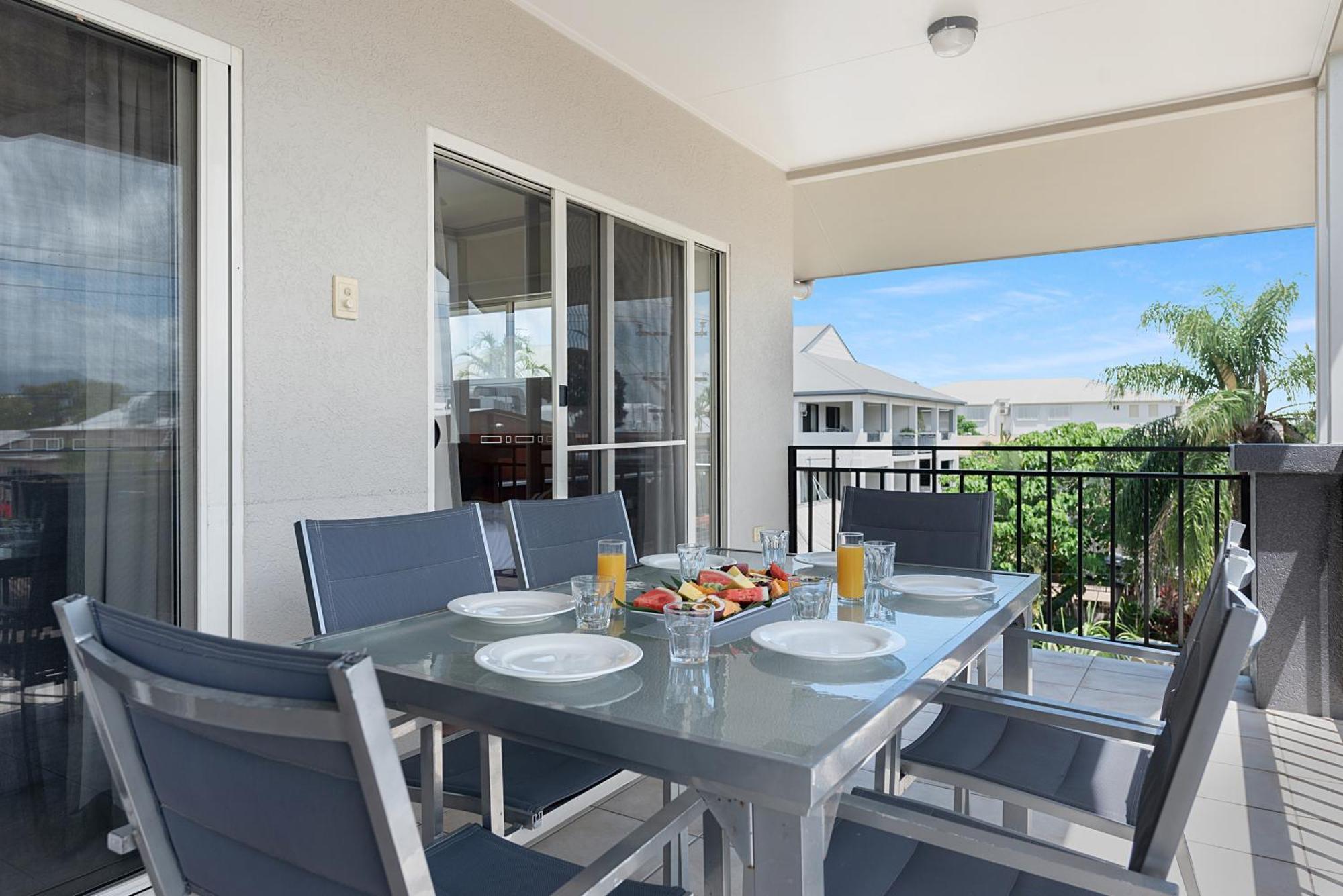 Bay Village Tropical Retreat & Apartments Кэрнс Экстерьер фото