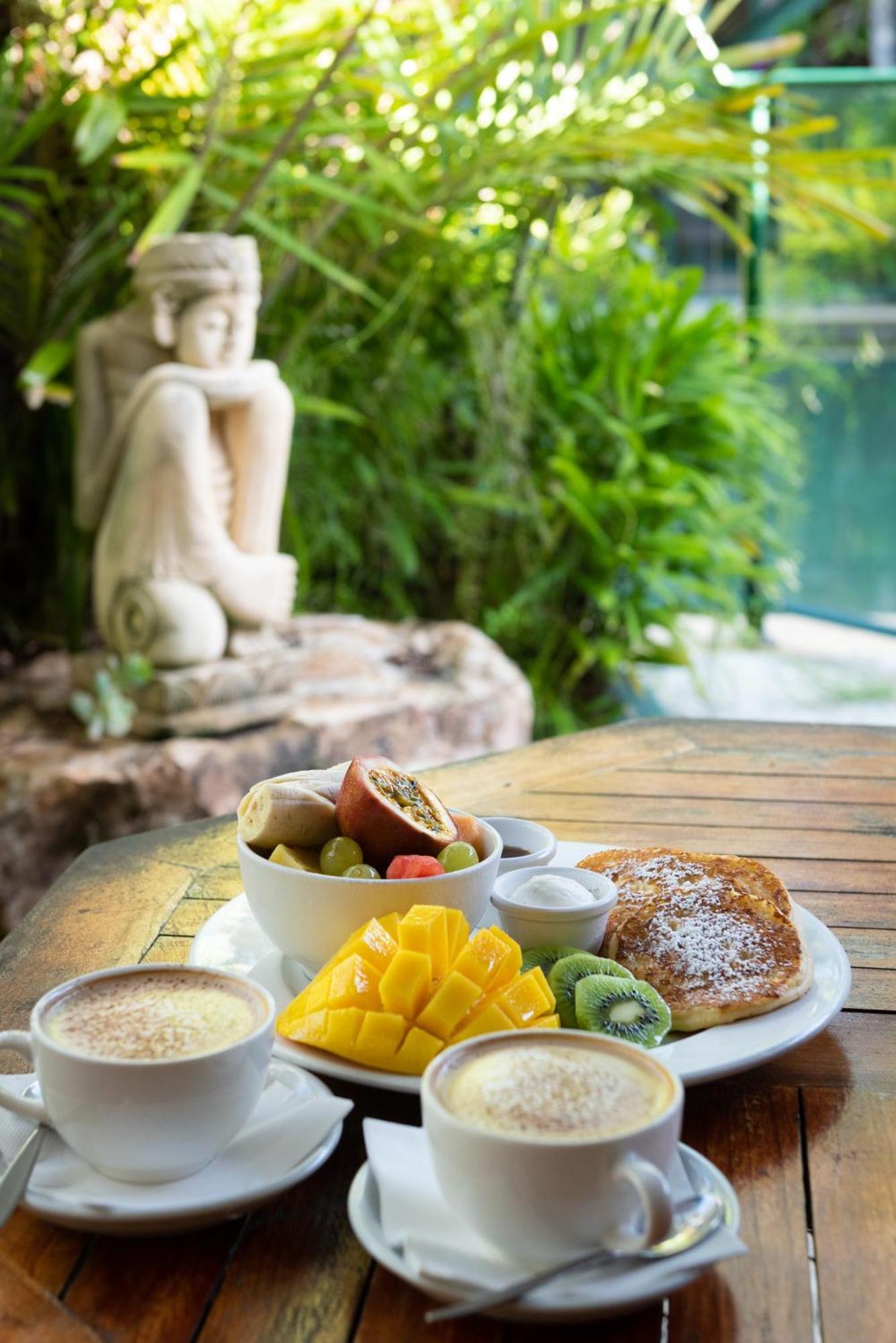 Bay Village Tropical Retreat & Apartments Кэрнс Экстерьер фото