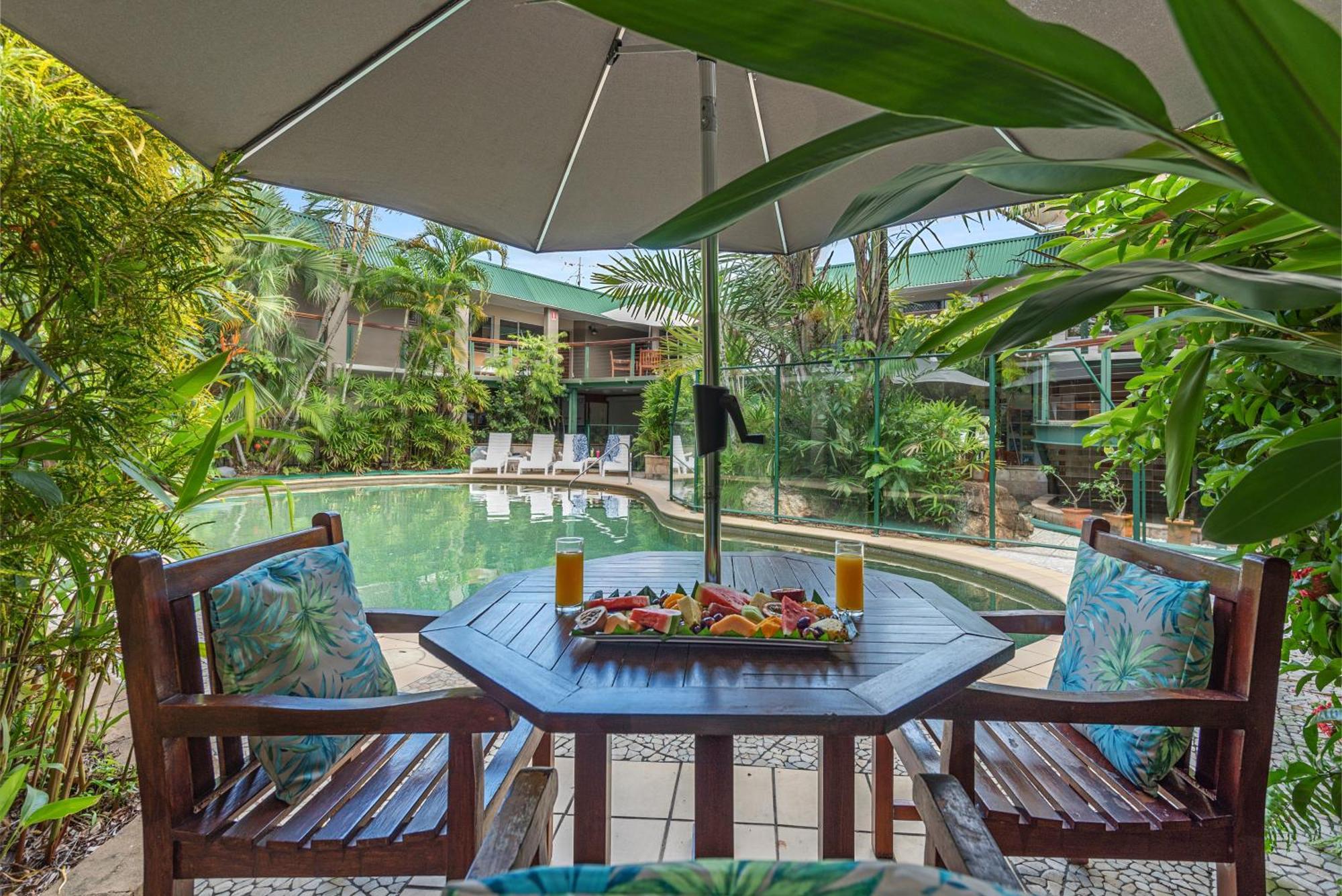 Bay Village Tropical Retreat & Apartments Кэрнс Экстерьер фото