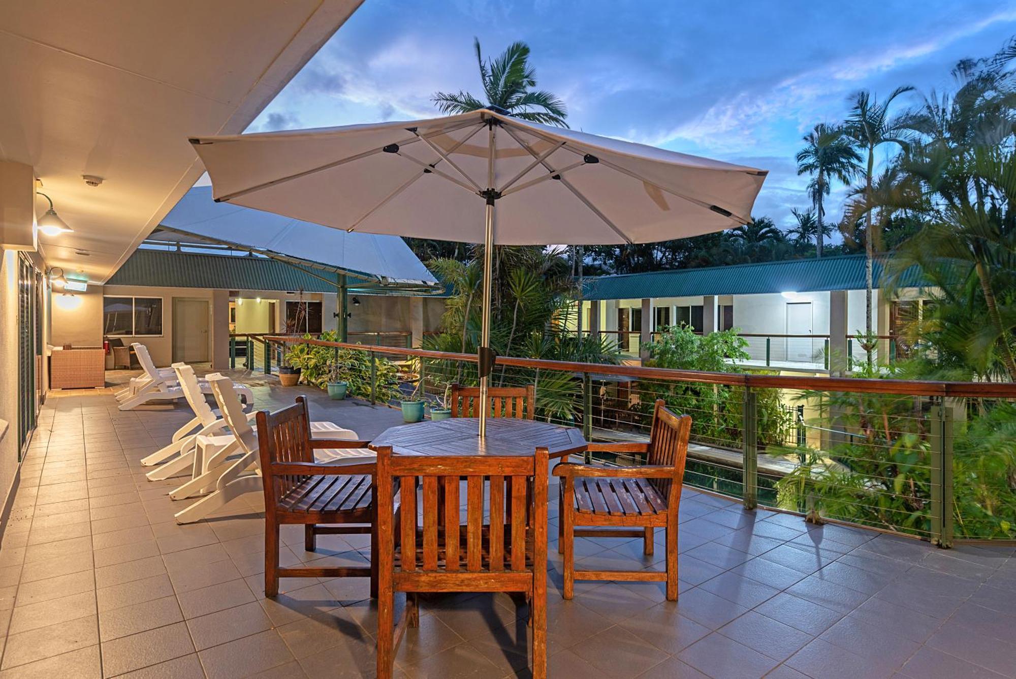Bay Village Tropical Retreat & Apartments Кэрнс Экстерьер фото