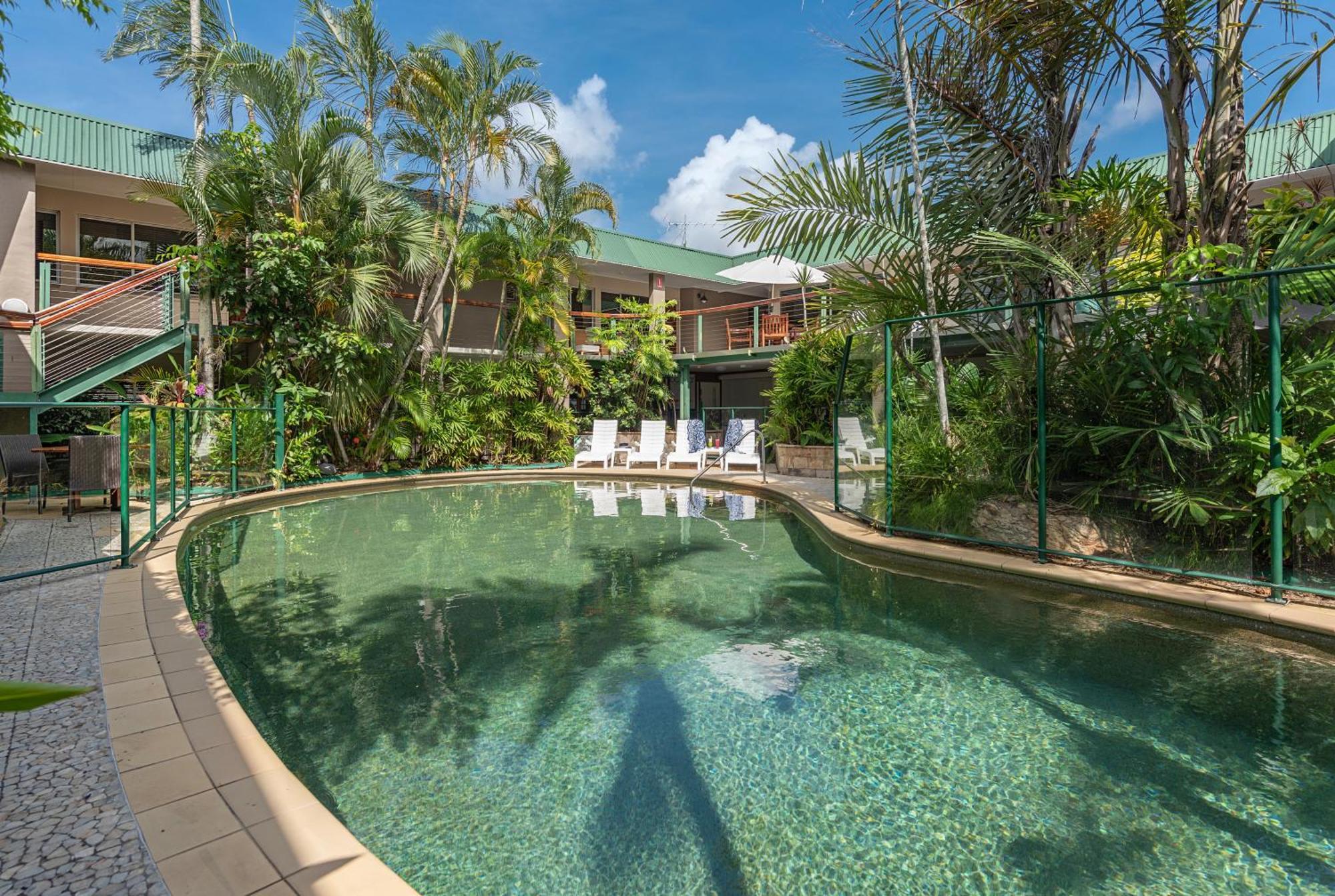 Bay Village Tropical Retreat & Apartments Кэрнс Экстерьер фото