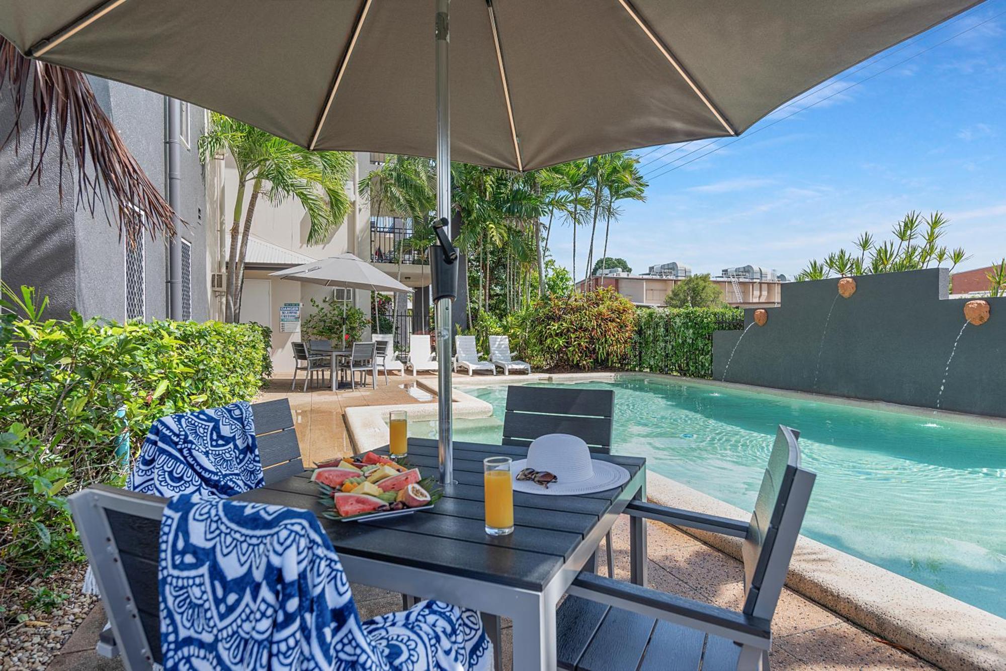 Bay Village Tropical Retreat & Apartments Кэрнс Экстерьер фото