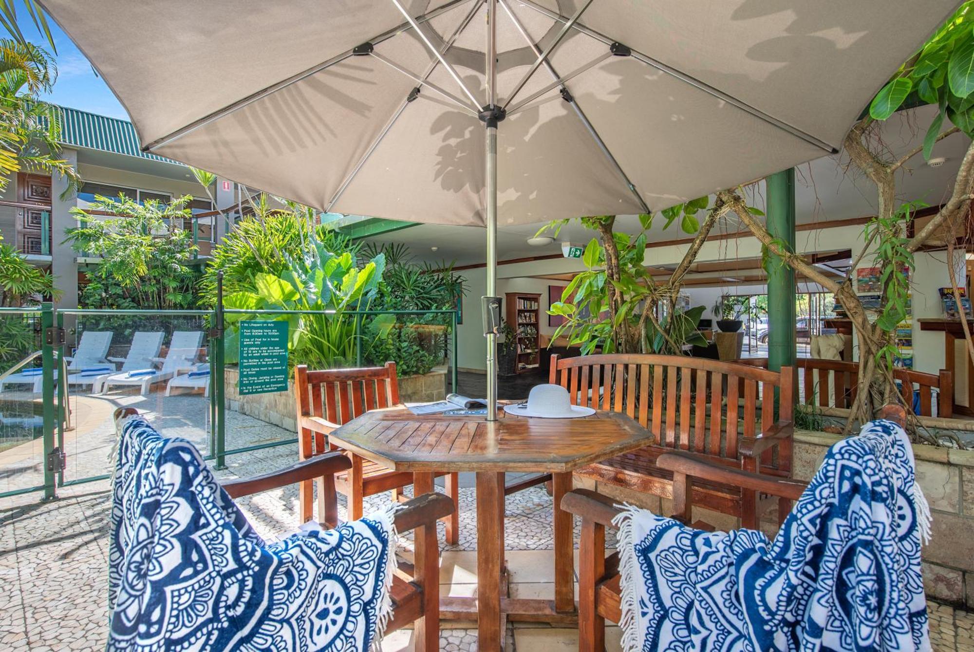 Bay Village Tropical Retreat & Apartments Кэрнс Экстерьер фото