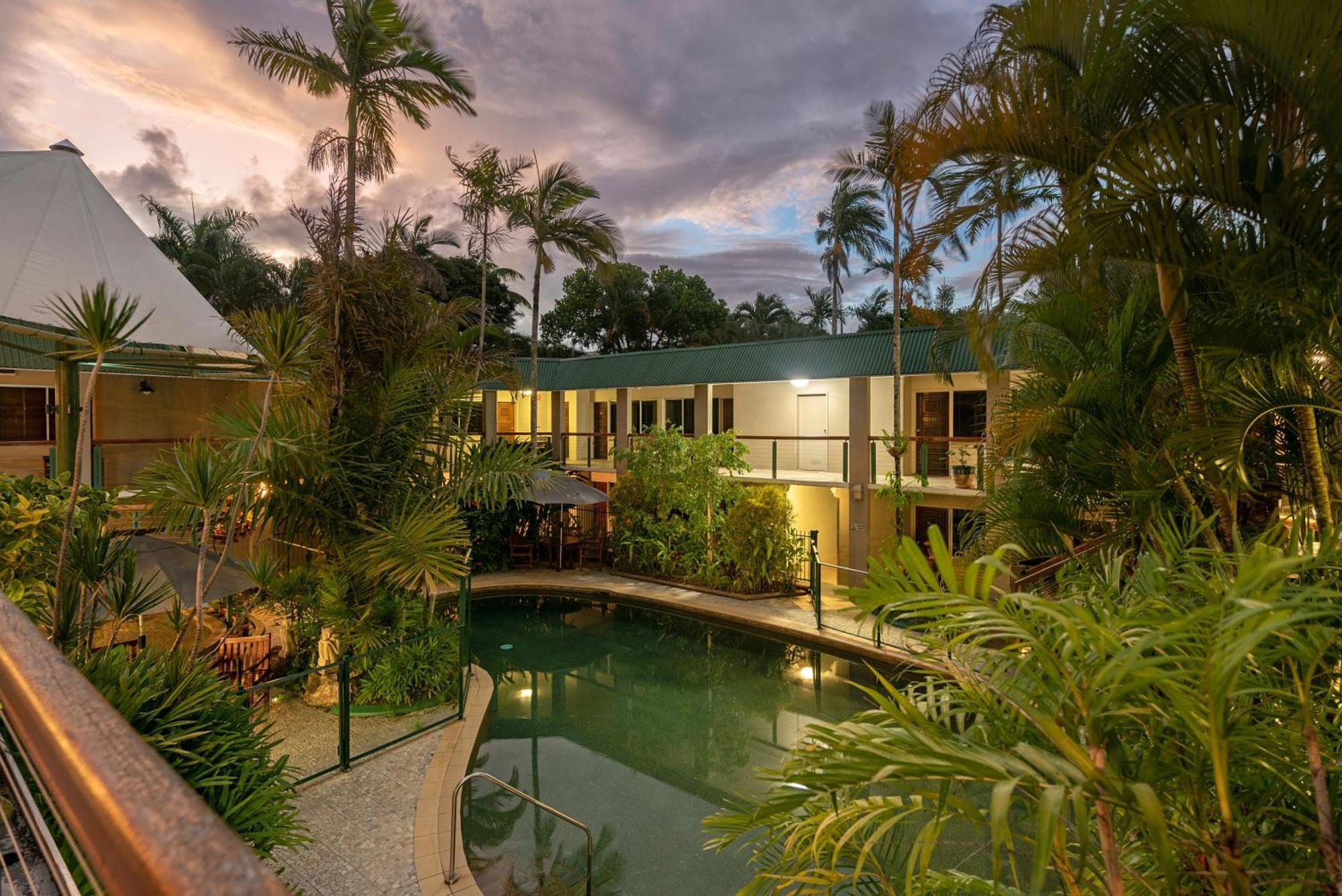 Bay Village Tropical Retreat & Apartments Кэрнс Экстерьер фото