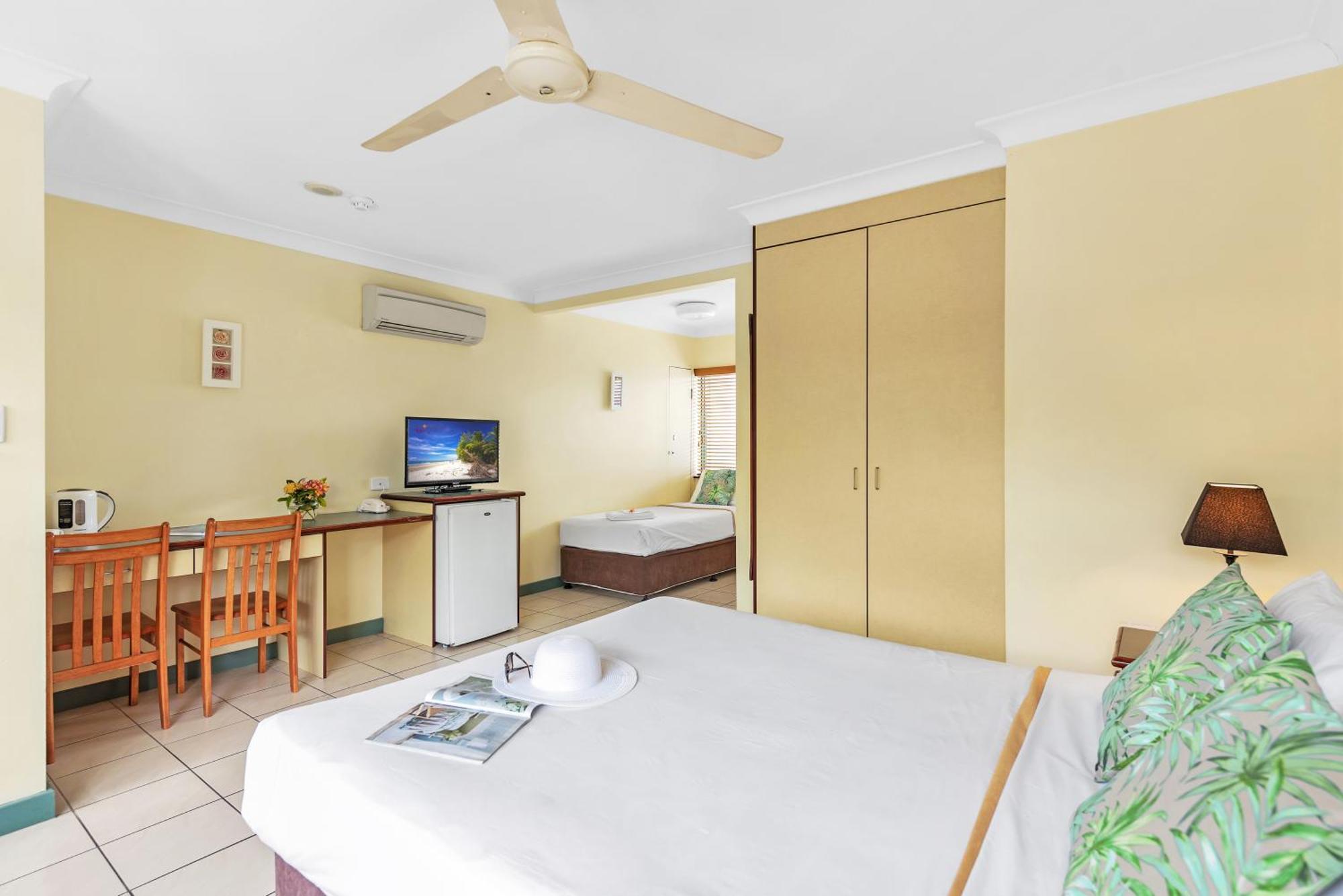 Bay Village Tropical Retreat & Apartments Кэрнс Экстерьер фото