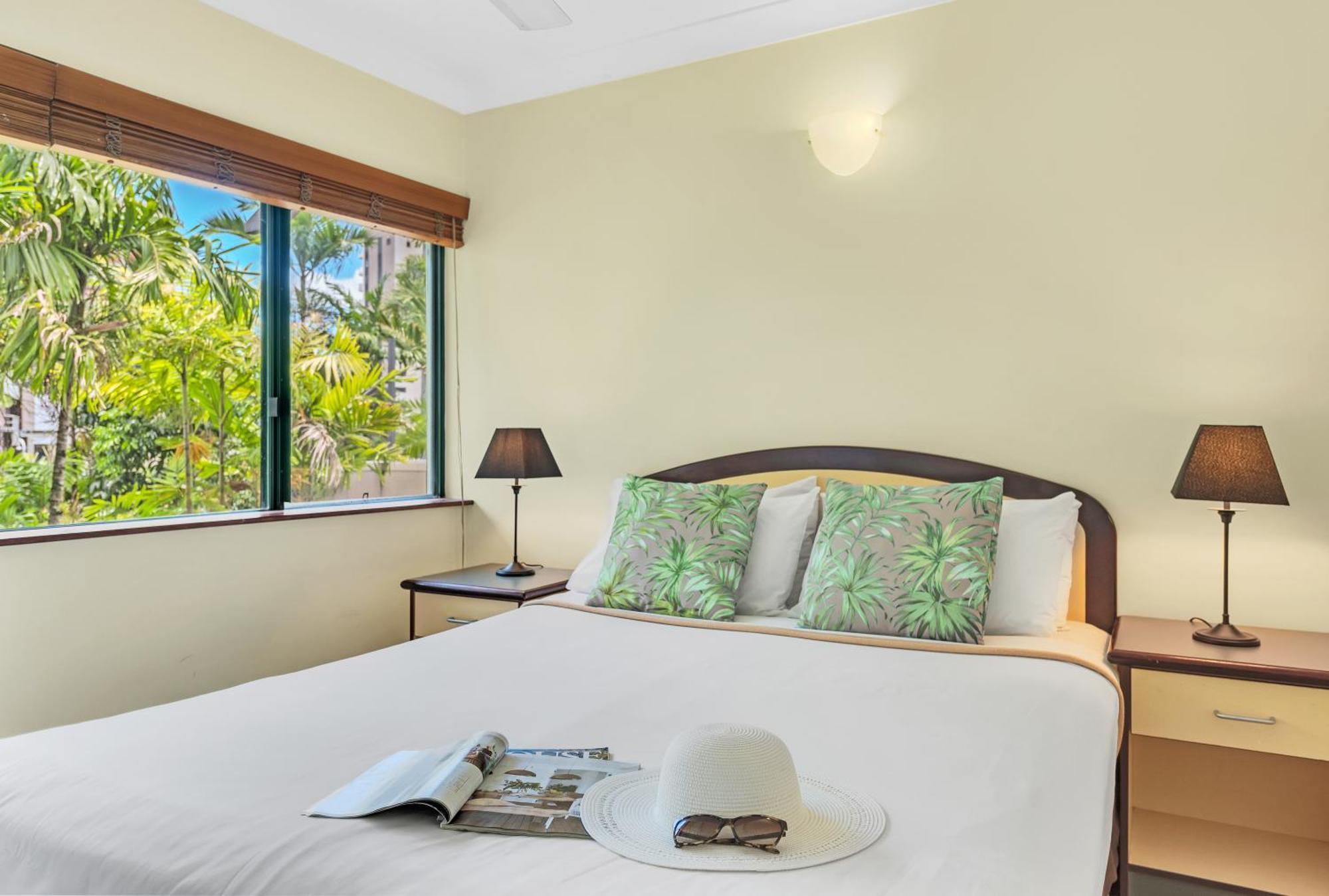 Bay Village Tropical Retreat & Apartments Кэрнс Экстерьер фото