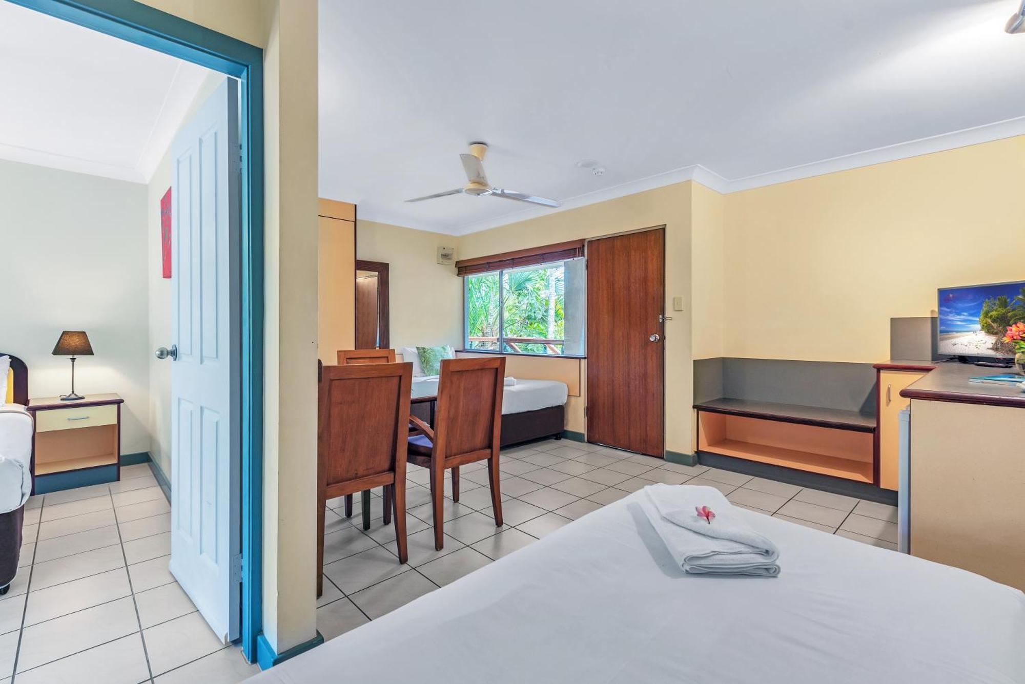 Bay Village Tropical Retreat & Apartments Кэрнс Экстерьер фото