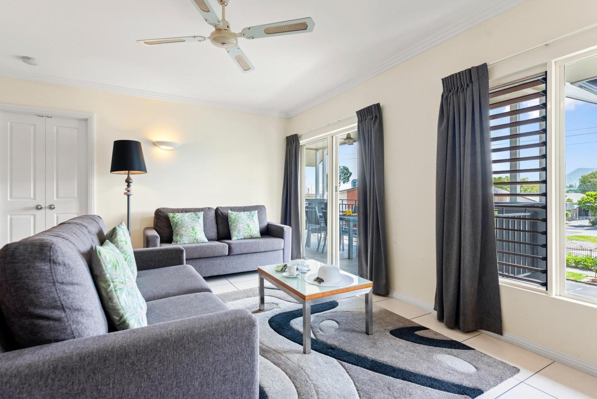 Bay Village Tropical Retreat & Apartments Кэрнс Экстерьер фото