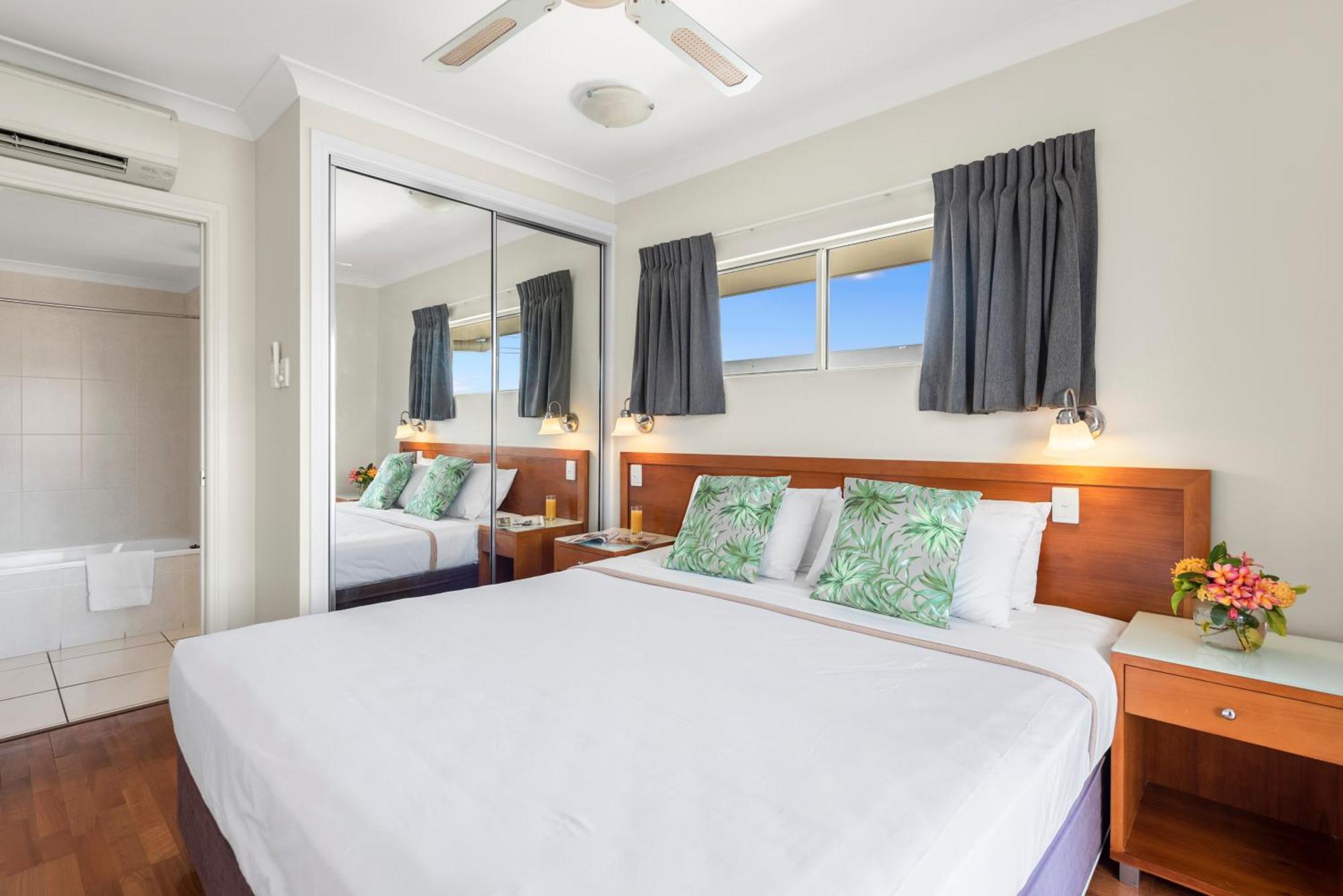 Bay Village Tropical Retreat & Apartments Кэрнс Экстерьер фото