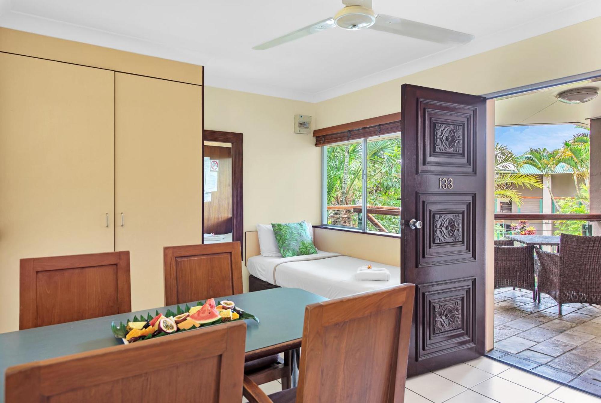 Bay Village Tropical Retreat & Apartments Кэрнс Экстерьер фото