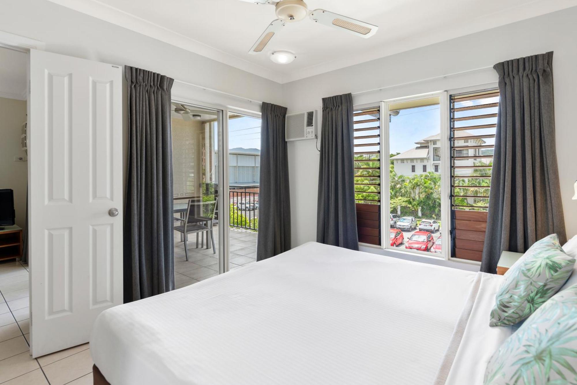 Bay Village Tropical Retreat & Apartments Кэрнс Экстерьер фото