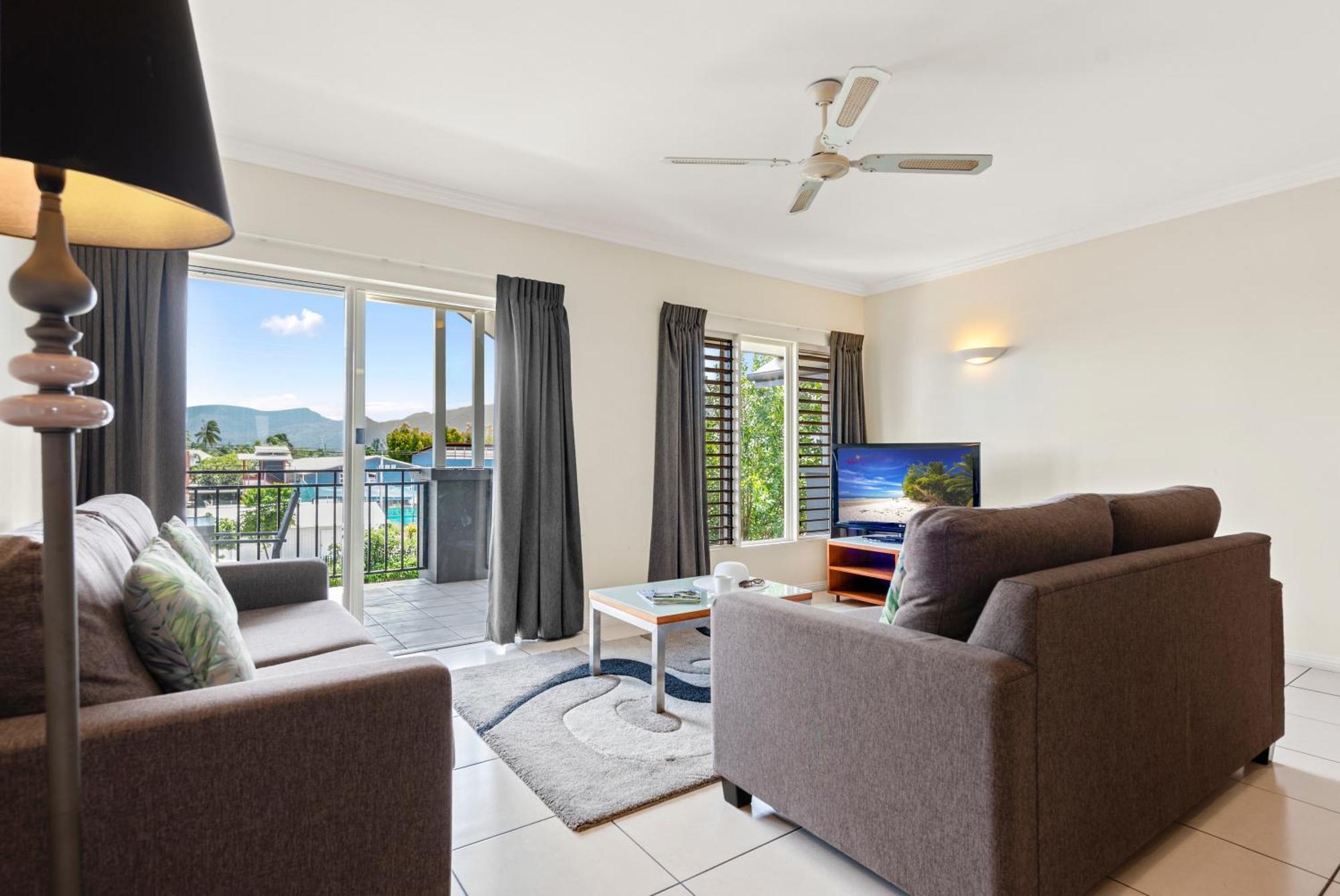 Bay Village Tropical Retreat & Apartments Кэрнс Экстерьер фото