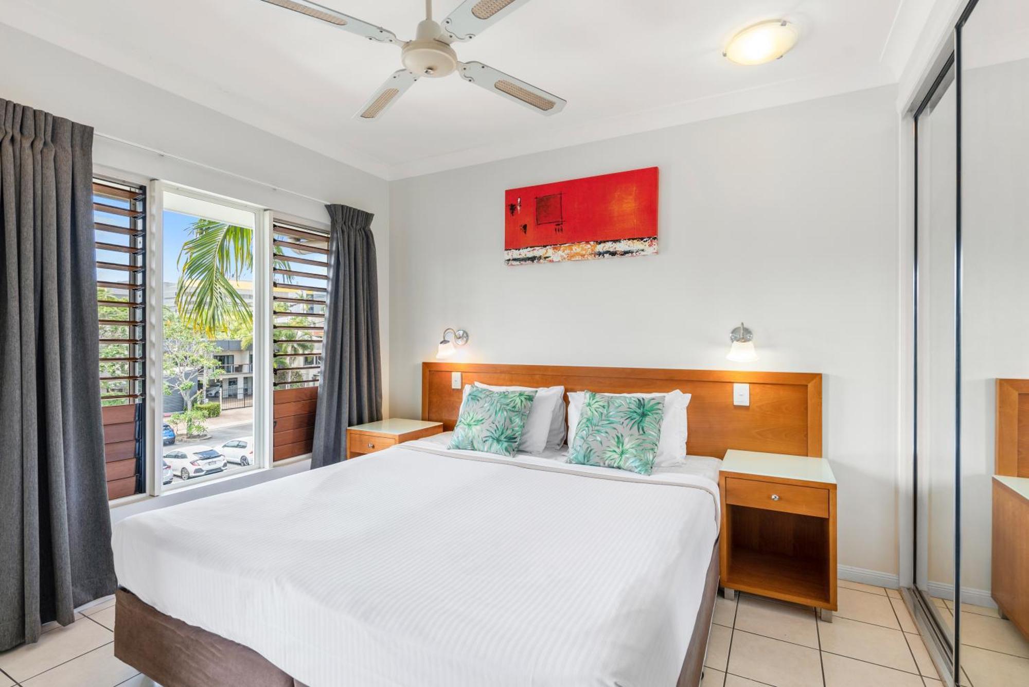 Bay Village Tropical Retreat & Apartments Кэрнс Экстерьер фото