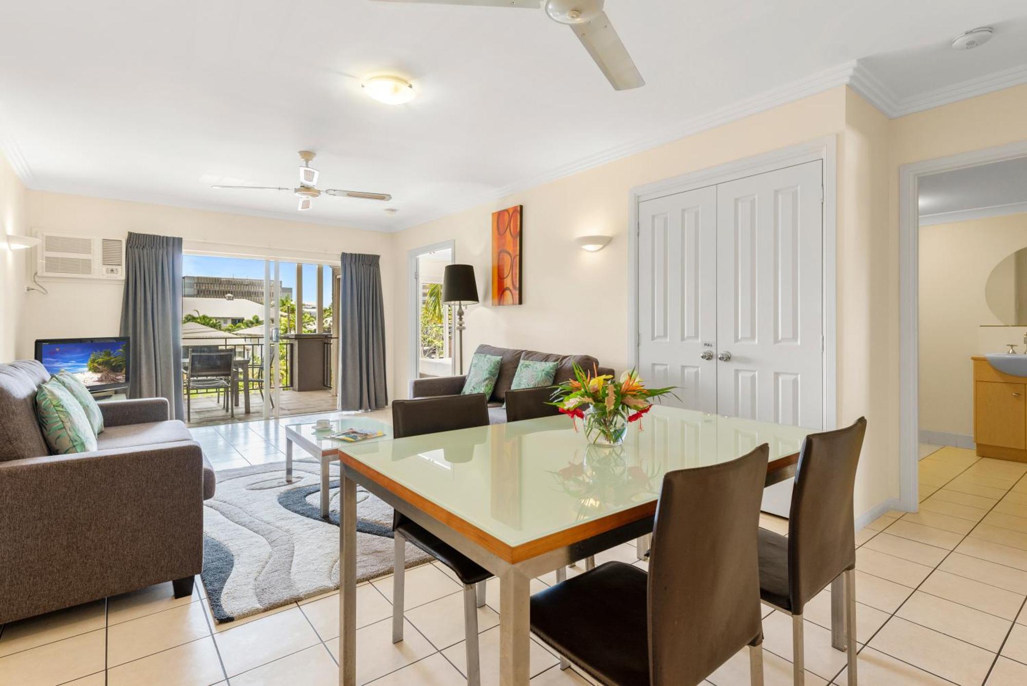 Bay Village Tropical Retreat & Apartments Кэрнс Экстерьер фото