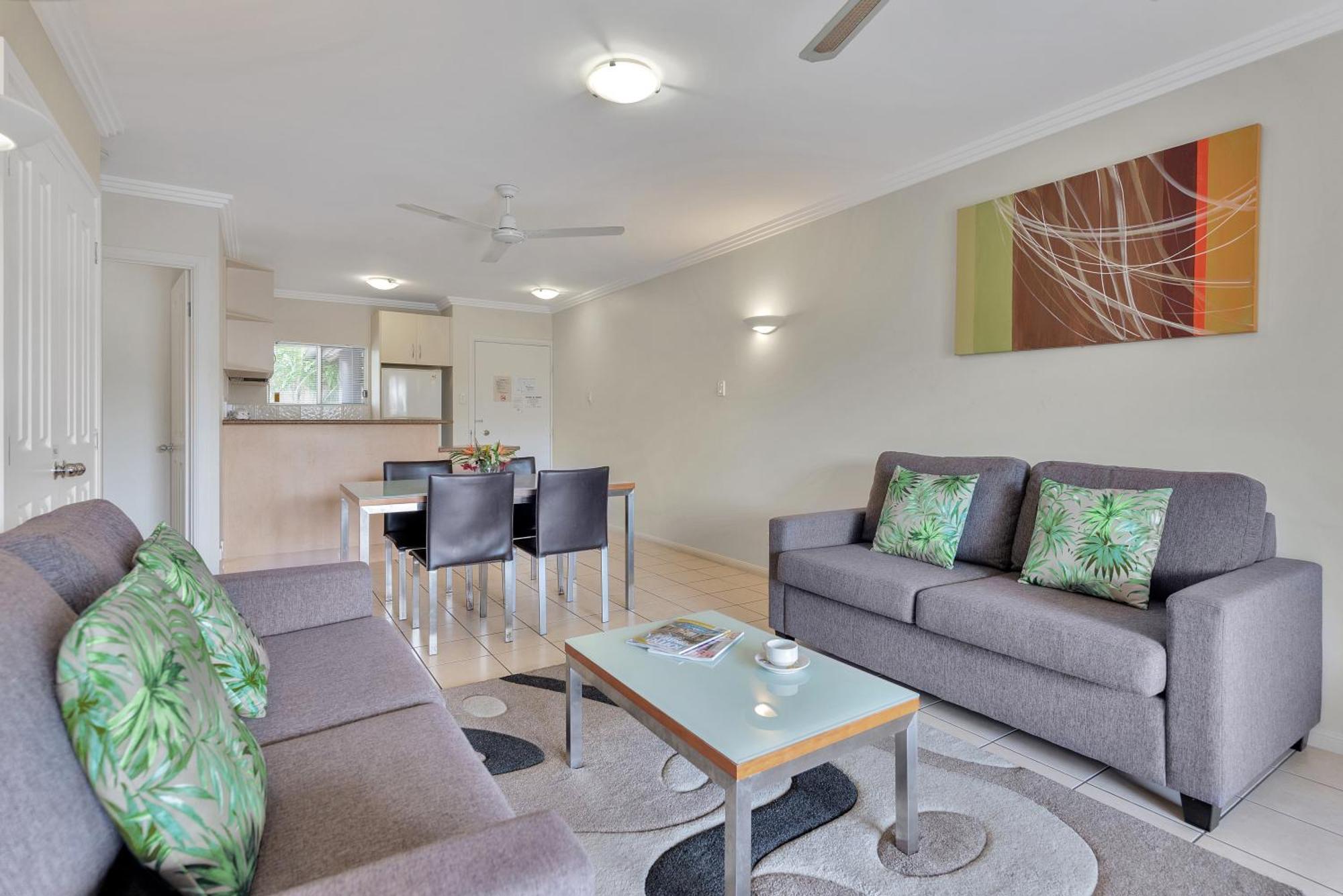 Bay Village Tropical Retreat & Apartments Кэрнс Экстерьер фото