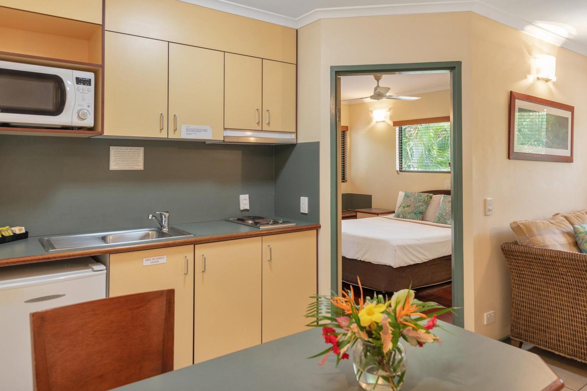 Bay Village Tropical Retreat & Apartments Кэрнс Экстерьер фото