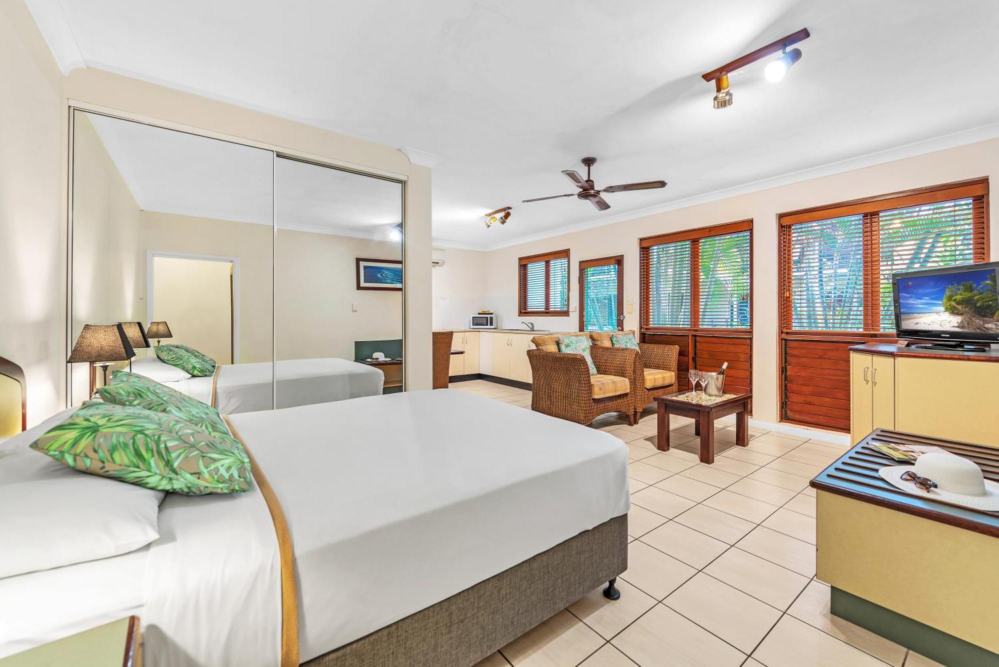 Bay Village Tropical Retreat & Apartments Кэрнс Экстерьер фото