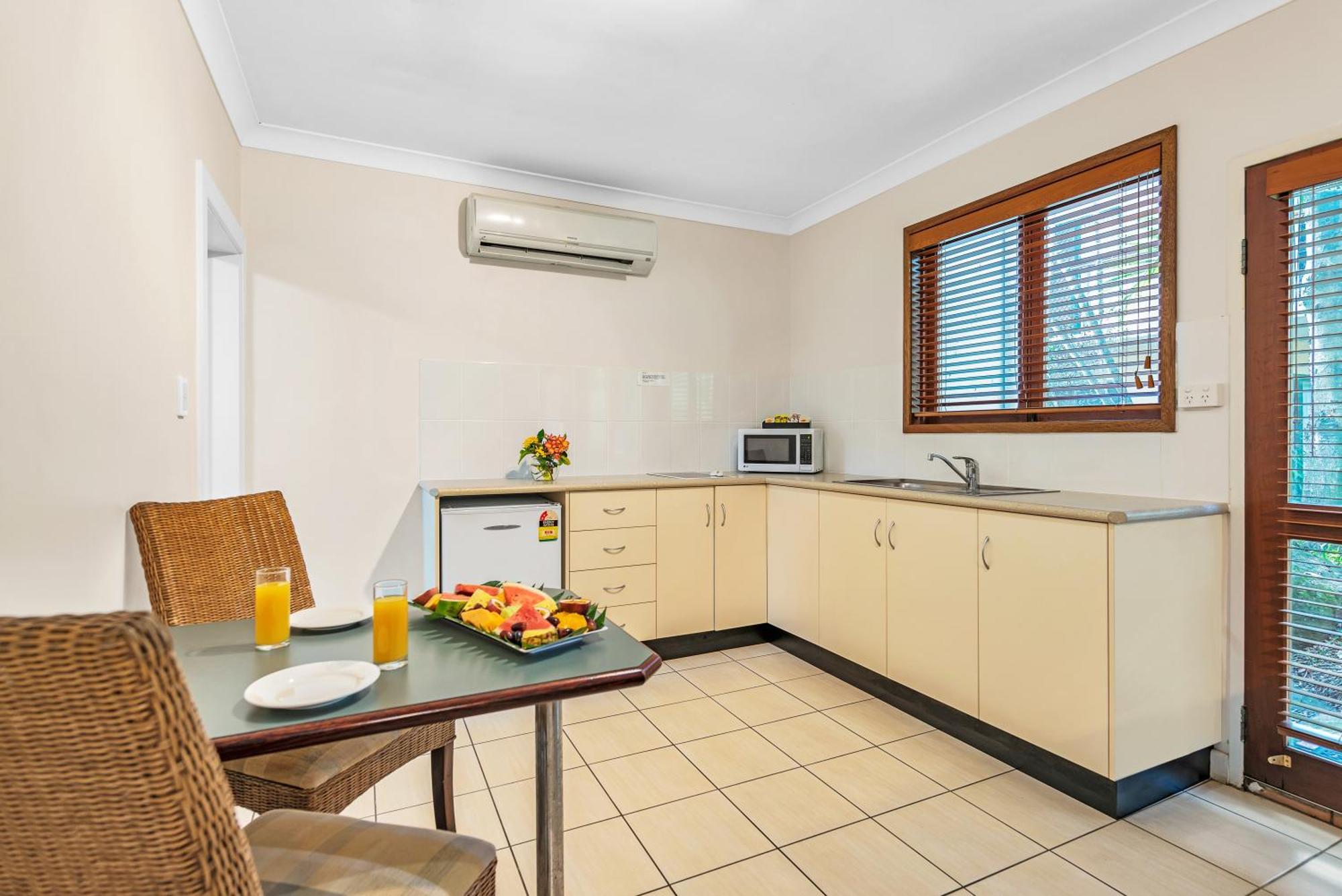 Bay Village Tropical Retreat & Apartments Кэрнс Экстерьер фото