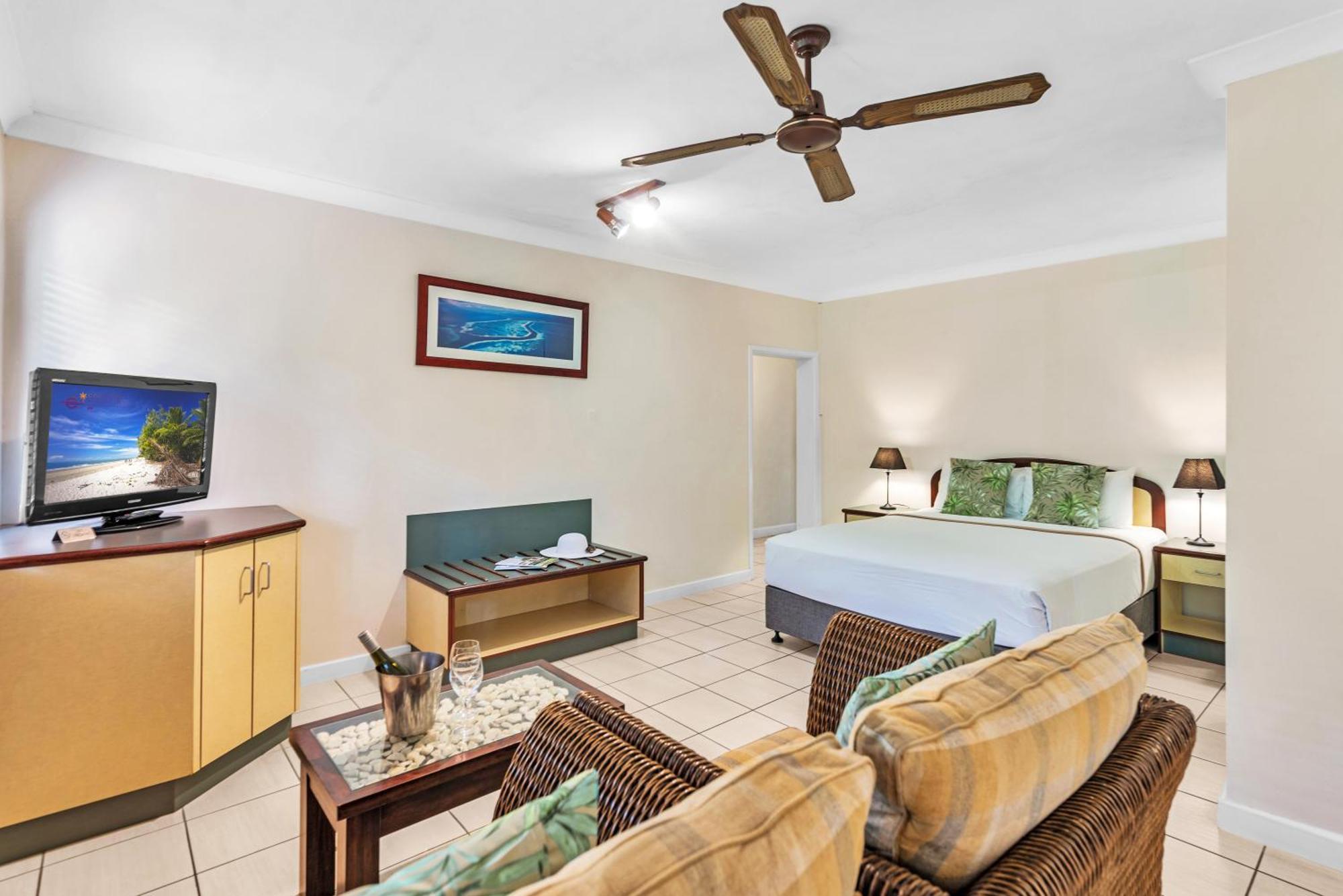 Bay Village Tropical Retreat & Apartments Кэрнс Экстерьер фото
